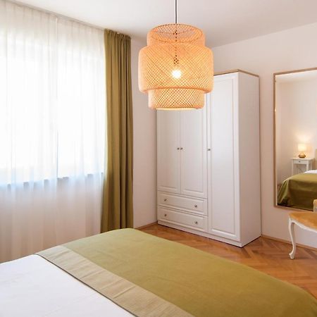 Julie City Centre Porec Apartment Екстер'єр фото