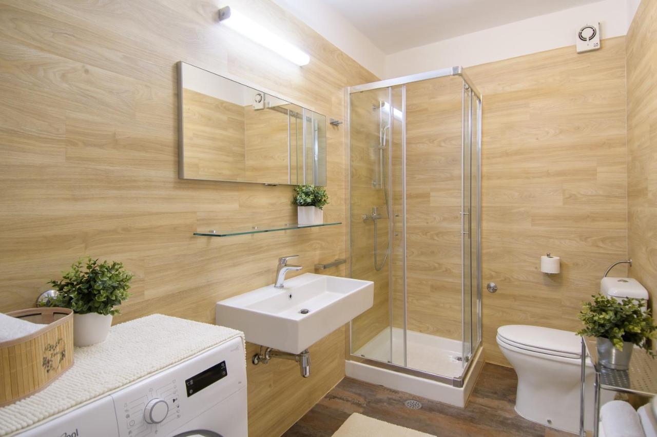 Julie City Centre Porec Apartment Екстер'єр фото