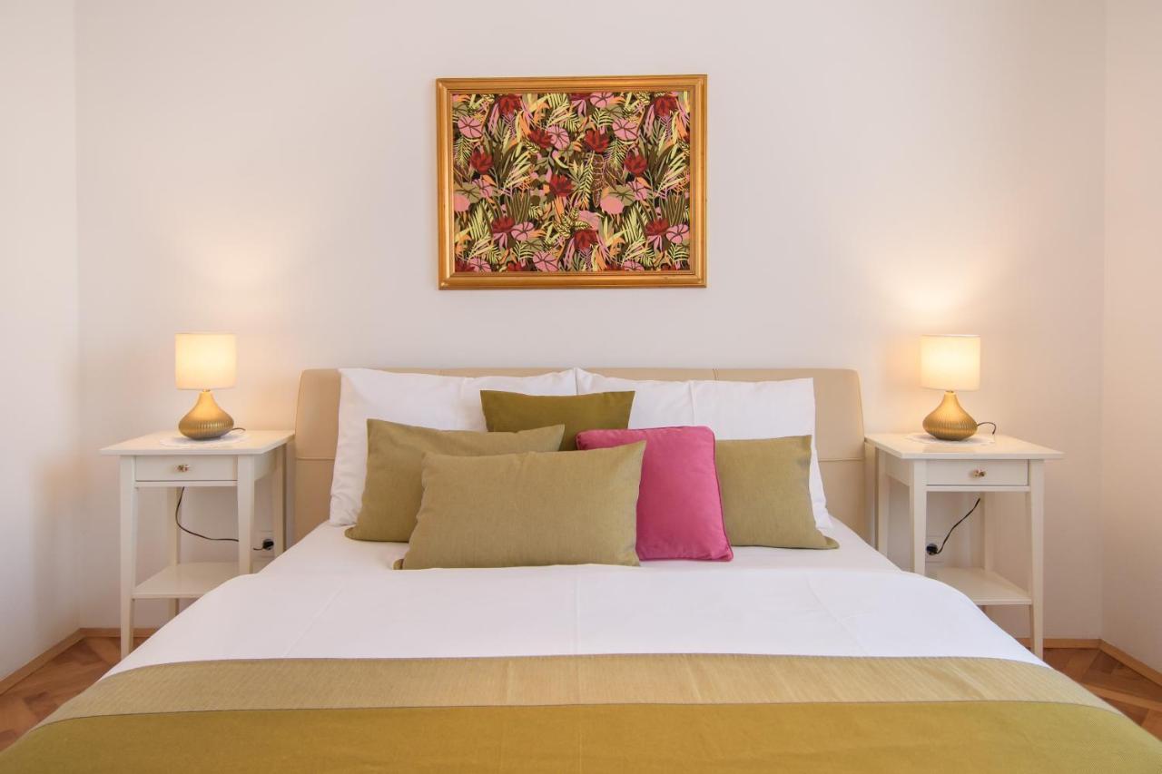 Julie City Centre Porec Apartment Екстер'єр фото