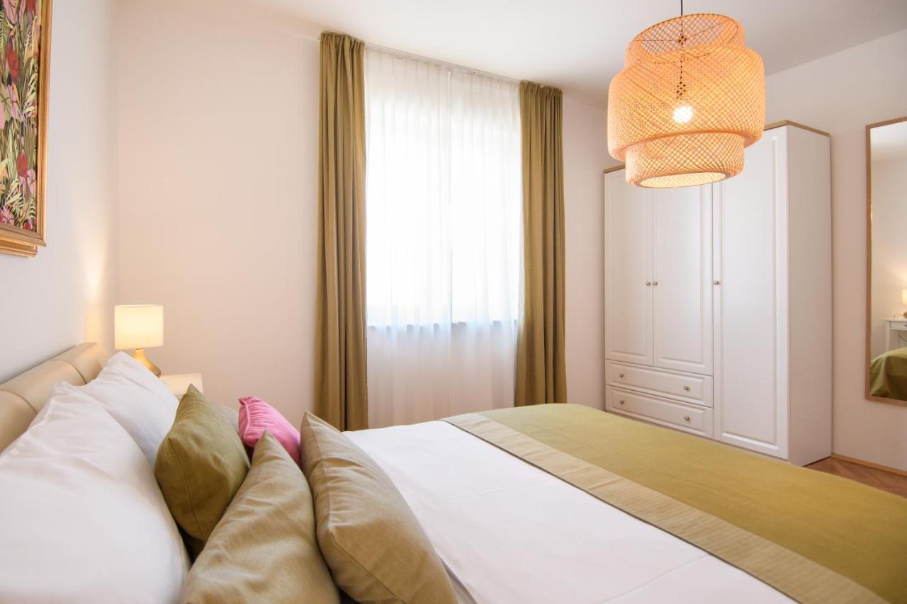 Julie City Centre Porec Apartment Екстер'єр фото
